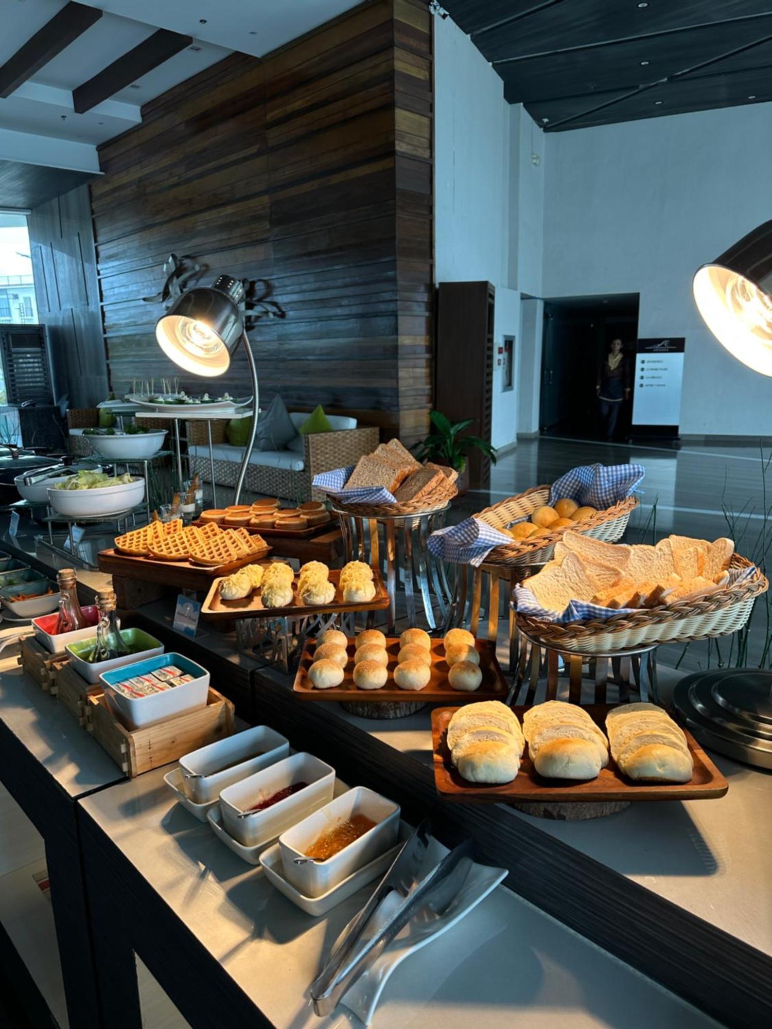 Arterra Seaview Resort Lapu-Lapu City Eksteriør bilde